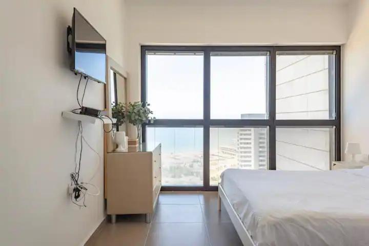 Oַ&O Group- Luxury Apt Tower Best Sea View Бат-Ям Екстер'єр фото