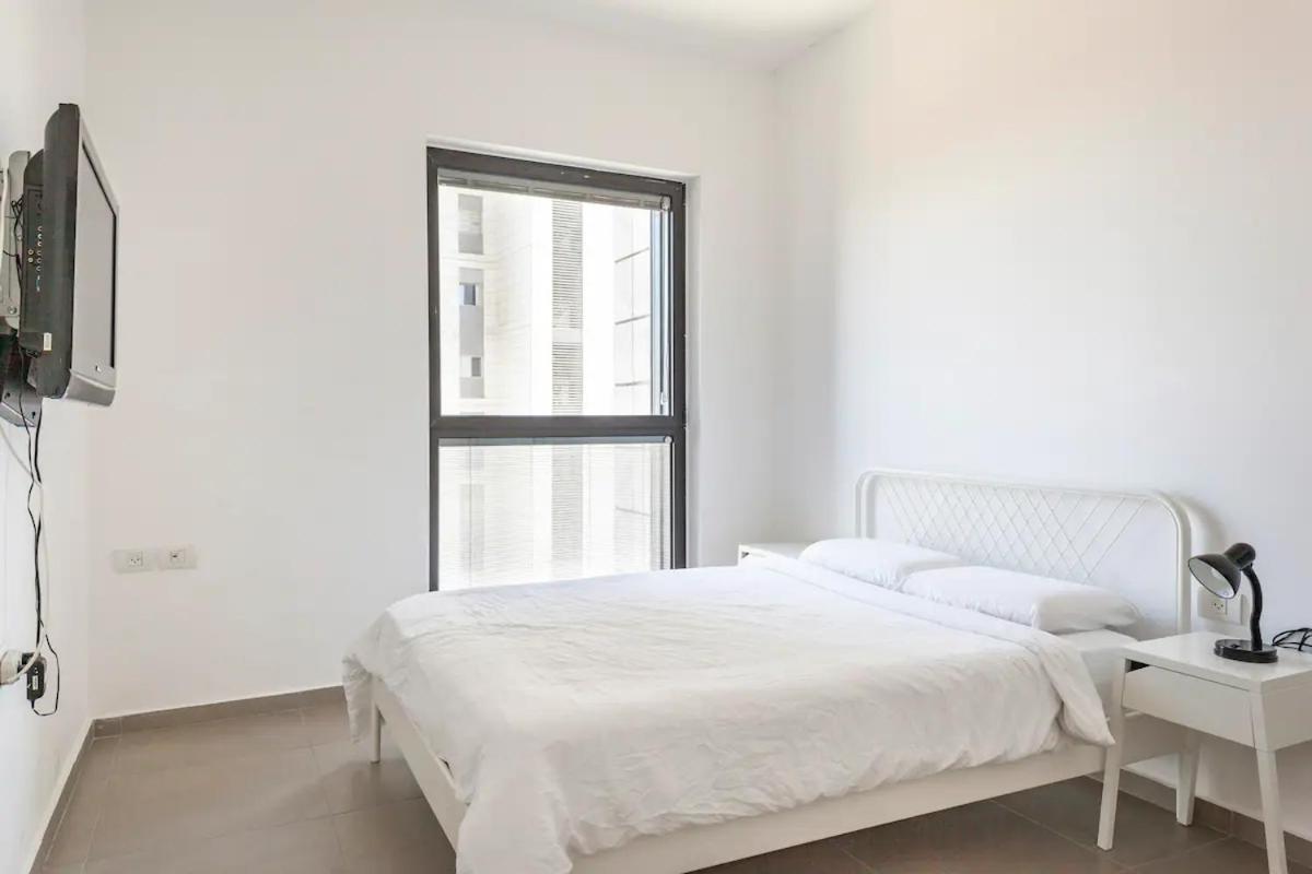 Oַ&O Group- Luxury Apt Tower Best Sea View Бат-Ям Екстер'єр фото